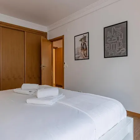 3 Bedroom Wonder W/ Balcony By Lovelystay *