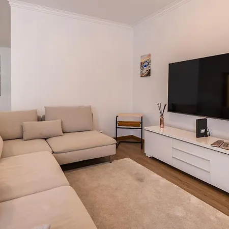 3 Bedroom Wonder W/ Balcony By Lovelystay Appartamento