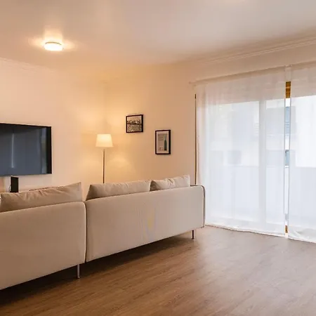 3 Bedroom Wonder W/ Balcony By Lovelystay Appartamento *