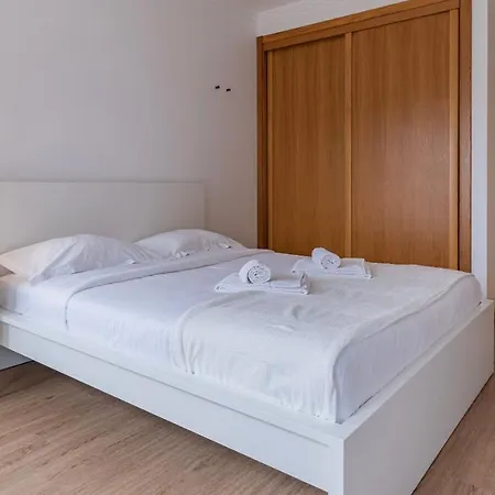 3 Bedroom Wonder W/ Balcony By Lovelystay Appartamento