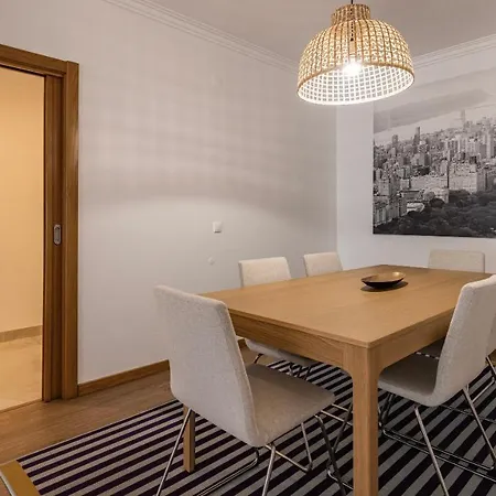 Appartamento 3 Bedroom Wonder W/ Balcony By Lovelystay