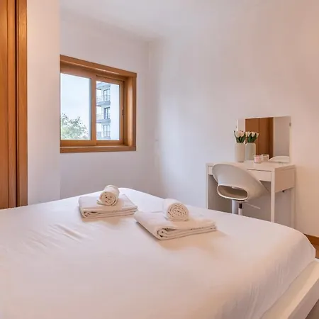 3 Bedroom Wonder W/ Balcony By Lovelystay *