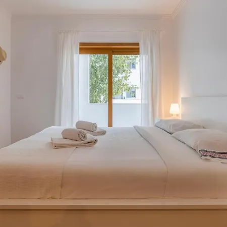 3 Bedroom Wonder W/ Balcony By Lovelystay Appartamento