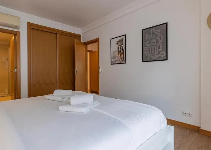 3 Bedroom Wonder W/ Balcony By Lovelystay *