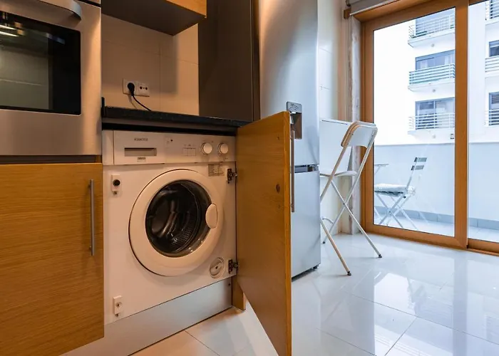3 Bedroom Wonder W/ Balcony By Lovelystay