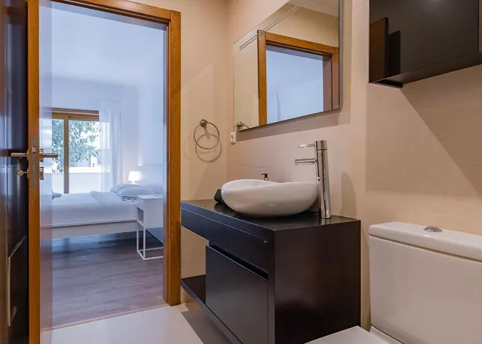 3 Bedroom Wonder W/ Balcony By Lovelystay