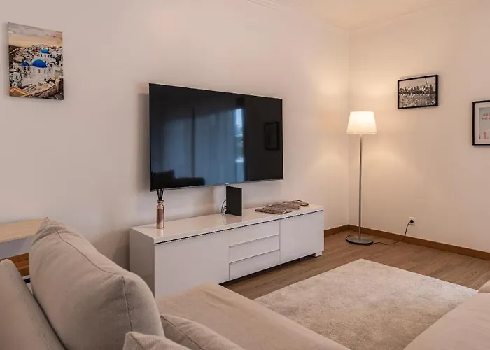 3 Bedroom Wonder W/ Balcony By Lovelystay