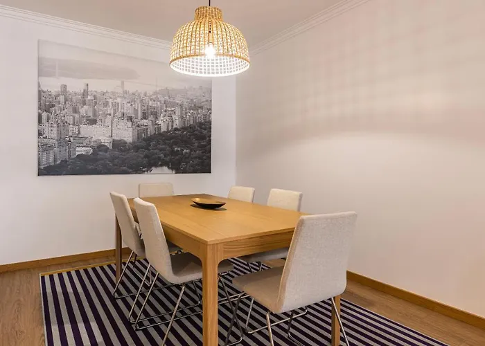 3 Bedroom Wonder W/ Balcony By Lovelystay דירה *