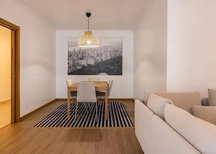דירה 3 Bedroom Wonder W/ Balcony By Lovelystay אוייראס