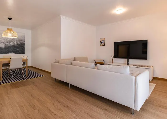 3 Bedroom Wonder W/ Balcony By Lovelystay דירה