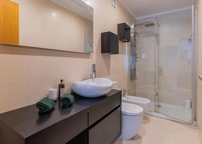 דירה 3 Bedroom Wonder W/ Balcony By Lovelystay