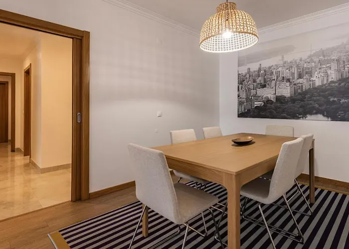דירה 3 Bedroom Wonder W/ Balcony By Lovelystay