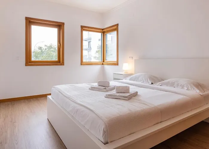 3 Bedroom Wonder W/ Balcony By Lovelystay דירה